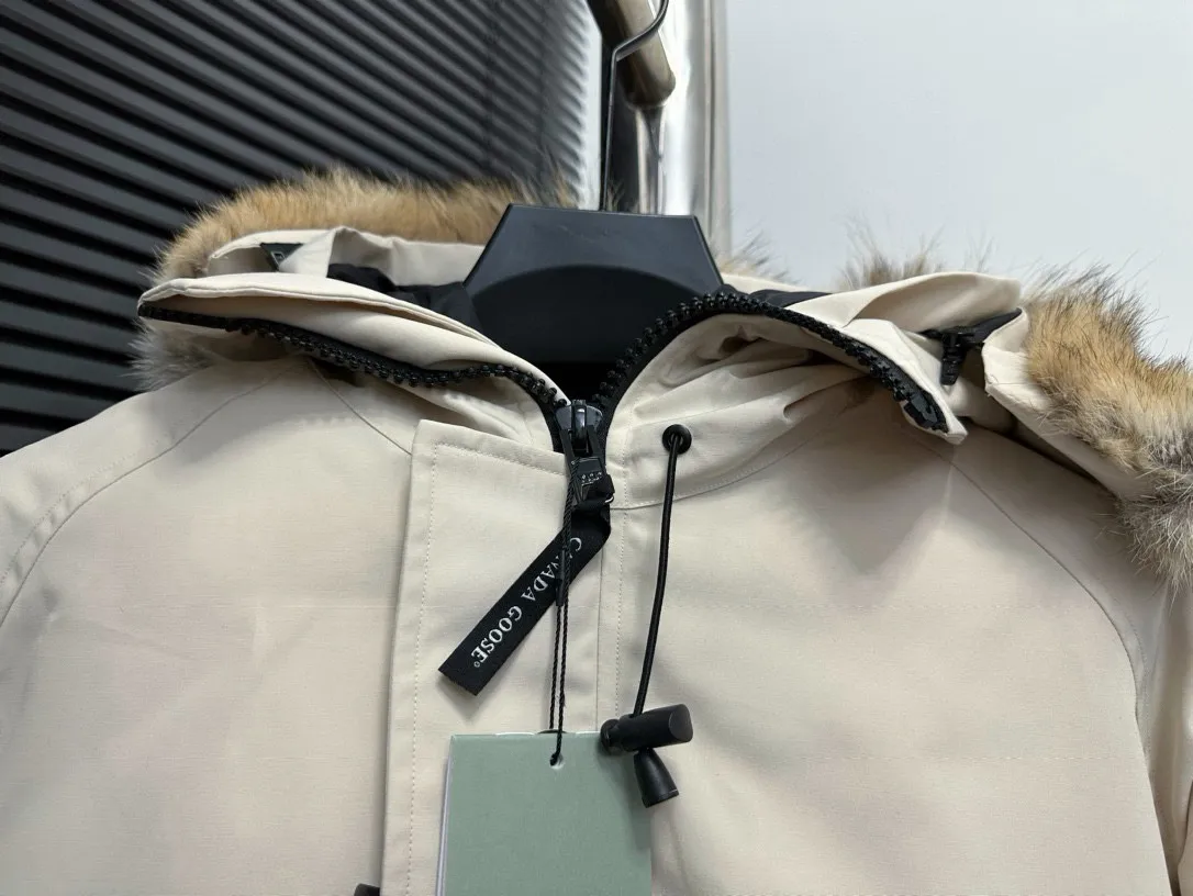 [Canada goose] 01 Exdition Parka Down Jacket for Couples Authentic original version, you need to compare Authentic to check it at any time, accessories are all customized from the original factory 💯The softness and hardness of the fabric is compared with Authentic, and it can be restored by kneading at will (fabric misunderstanding: fabrics with high hardness are not waterproof. Only those who buy the latest Authentic version this year will notice the softness and comfort of the fabric) 💯Down is synchronized with Authentic white duck down, fluffy and not clumps Electronically controlled velvet filling machine 💯Customized Authentic YKK military-grade copper core zipper puller, high hardness and no jamming 💯The fur collar is purchased from Western Canada coyote skin original customization 💯All workmanship and wiring are controlled by workers with more than ten years of service. They must be horizontal and vertical, and are not allowed to be crooked. The inner wiring density is more sophisticated. Feel free to compare 💯labels, collar labels, washed labels, hangtags, zipper cords, pocket labels Back logo, collar velvet, Velcro fasteners, and cuffs. All details are updated simultaneously with Authentic. The best version with the most complete colors. All kinds of battle goods. Size: XS-XXL.